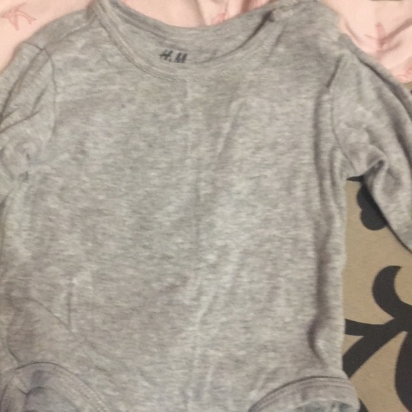 Lot of H&M long sleeve onesies (size 2-4m) - Picture 3 of 4